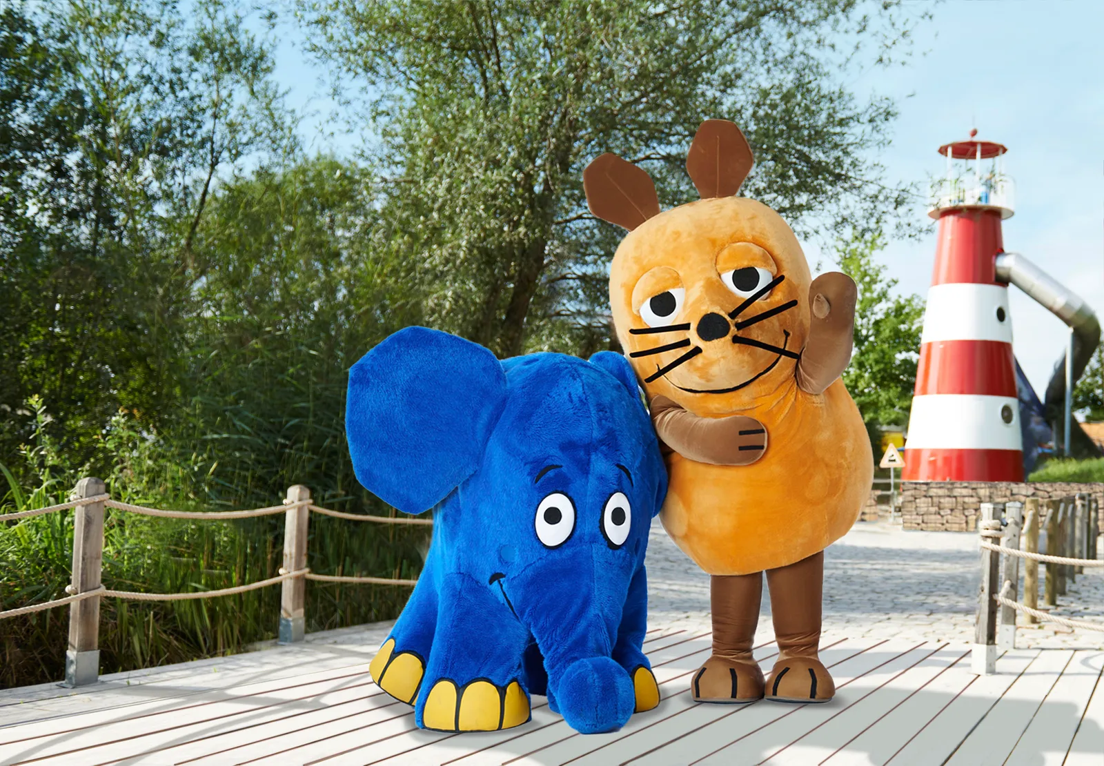 La Souris et l’Éléphant au Ravensburger Spieleland devant le phare rouge et blanc