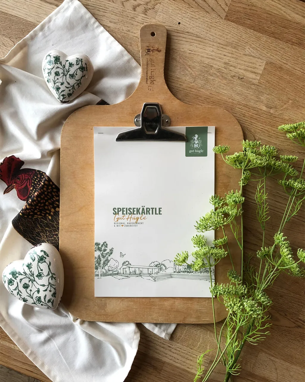 Carte du Gut Hügle sur une table en bois