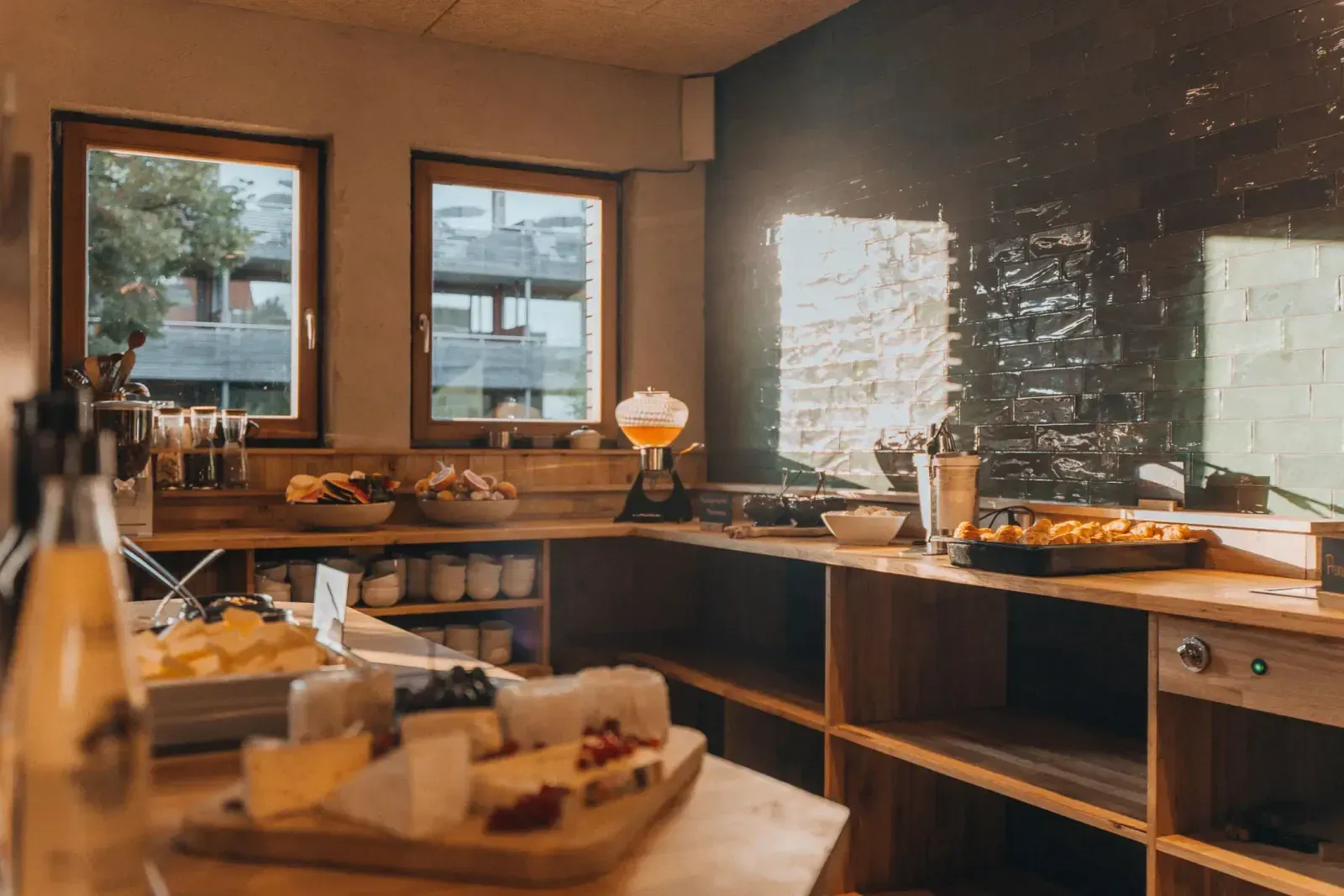 Buffet de petit-déjeuner avec pain, gaufres et charcuterie