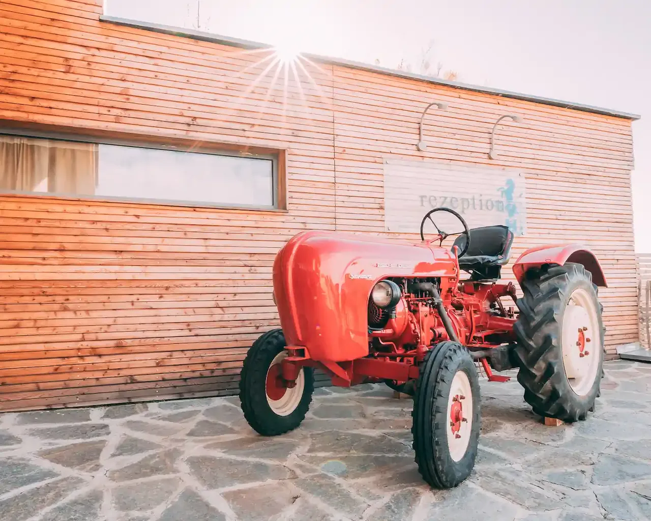 Tracteur rouge devant la réception du Gut Hügle
